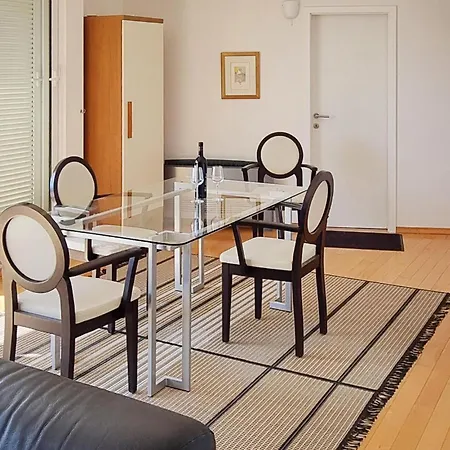 1 Bedroom Awesome In Apartment Split